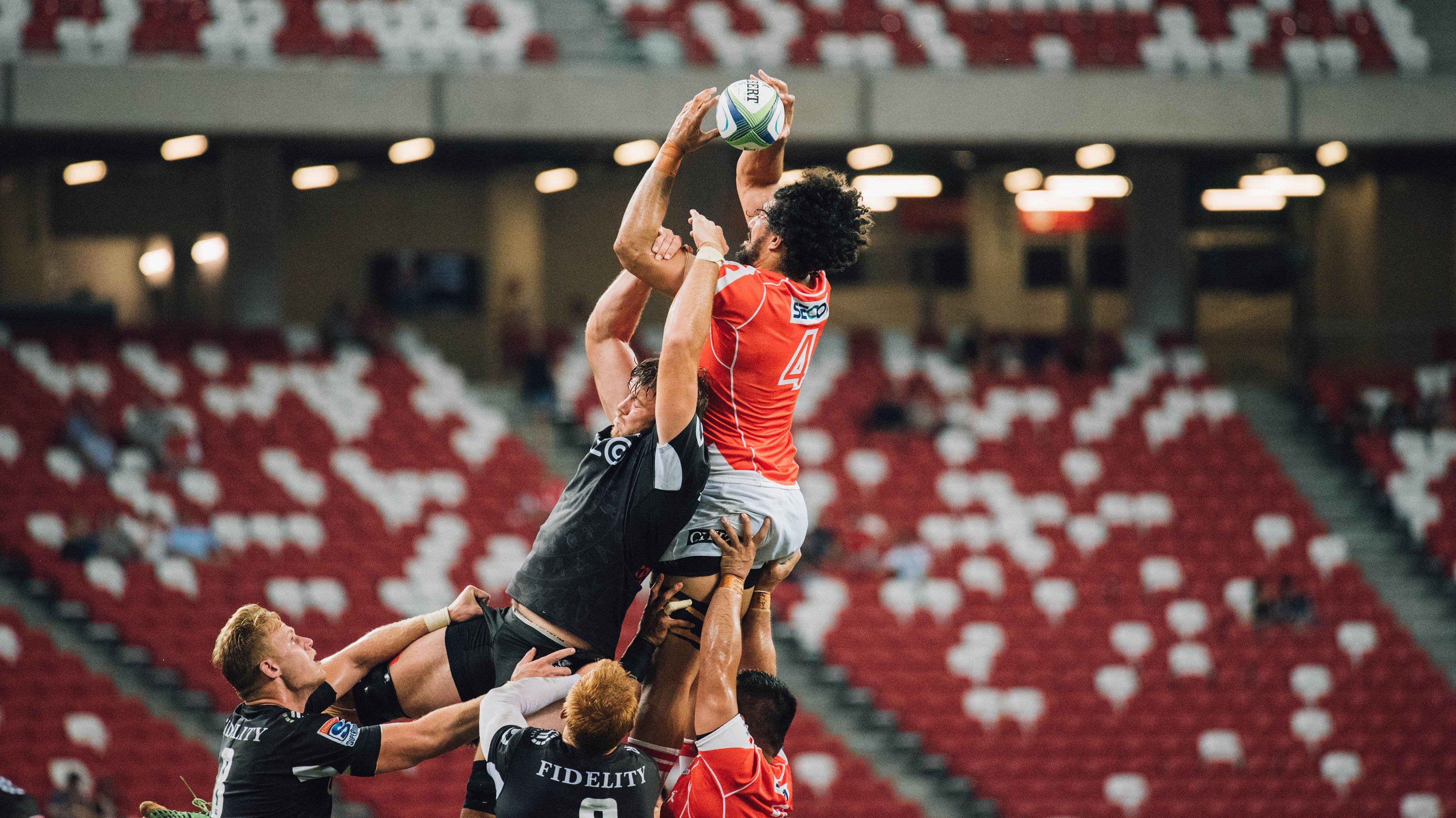 震撼!特拉布宗体育38年圆梦,万人涌入球场见证历史