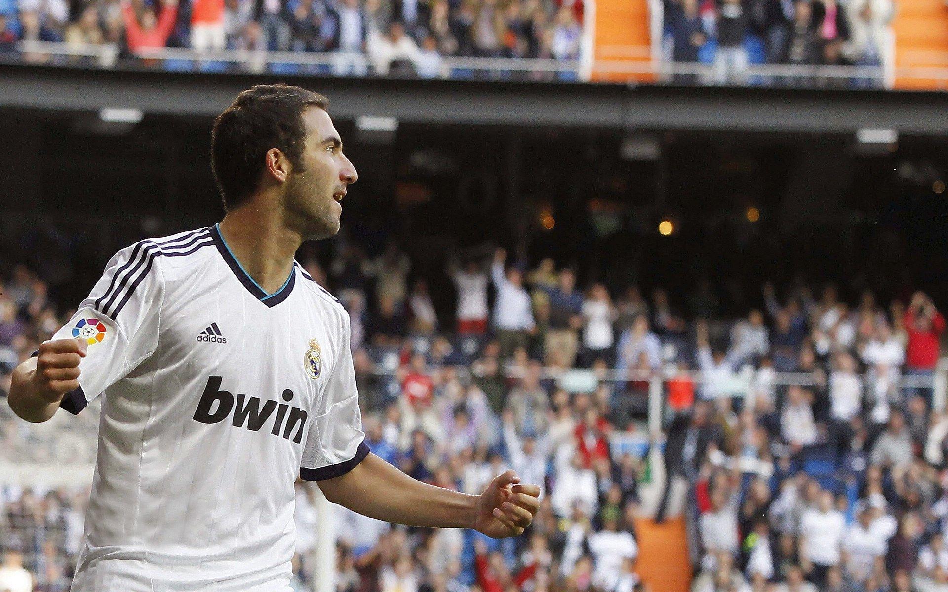 葡萄牙巨星获全国致敬，TVI电视台记者坦言他配得上所有感谢